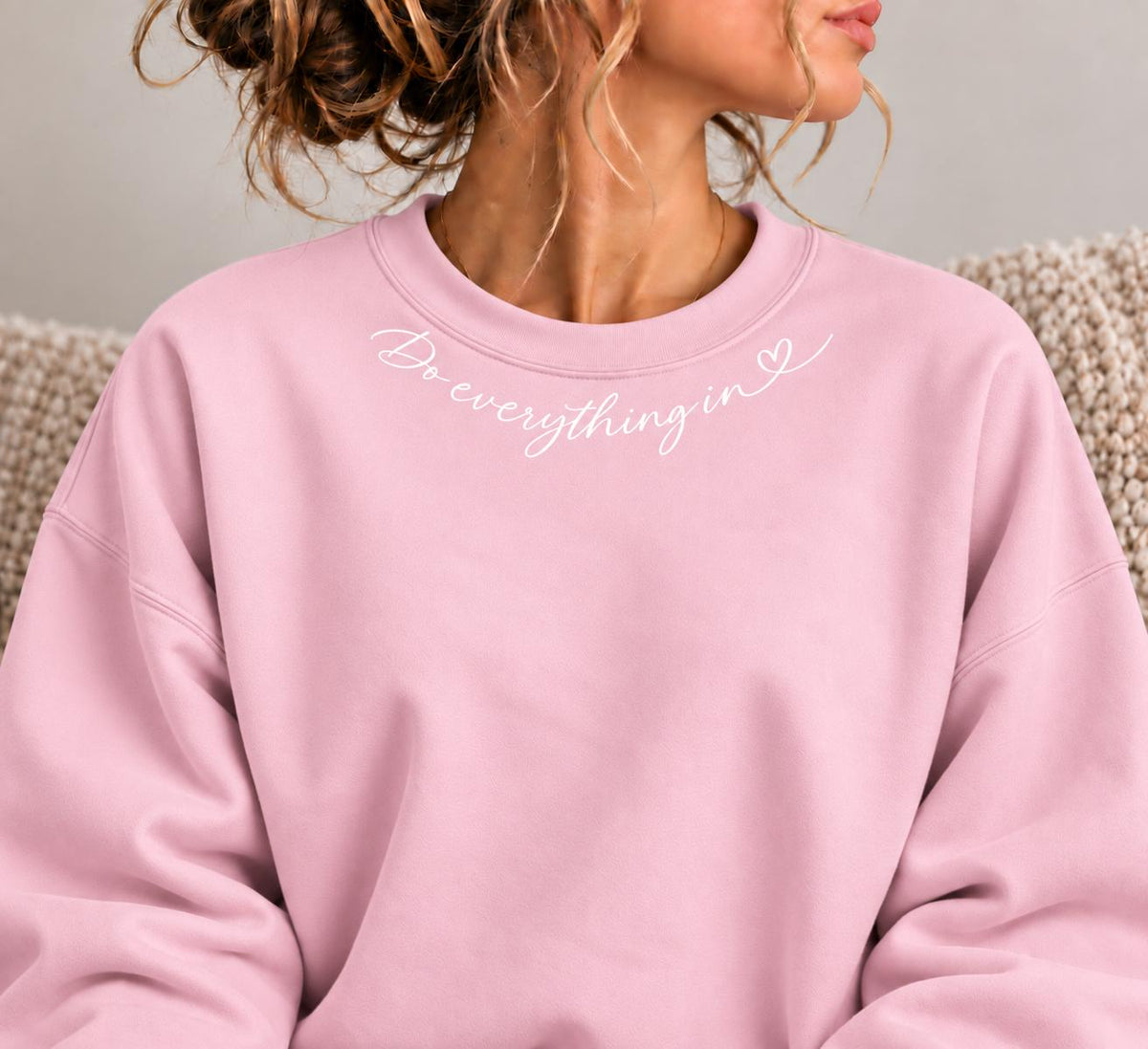 Do Everything in Love, Christian Minimalist Sweatshirt for Her with Petite Collar Design, Jesus' Love Heart Design, 1 Corinthians 16:14