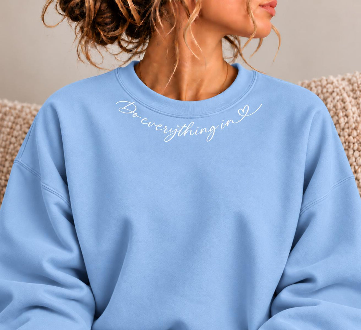 Do Everything in Love, Christian Minimalist Sweatshirt for Her with Petite Collar Design, Jesus' Love Heart Design, 1 Corinthians 16:14